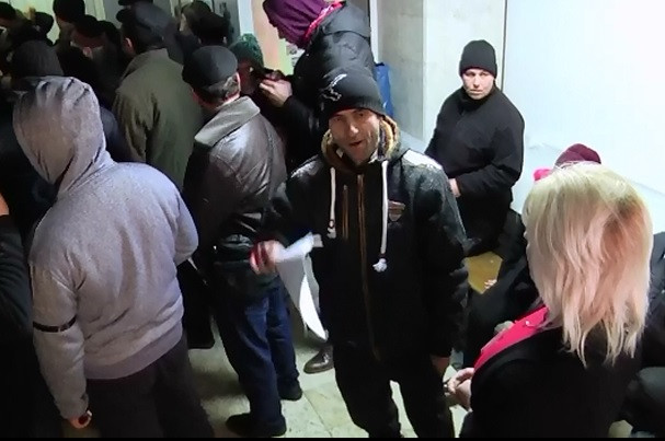 Scandal la Casa de pensii din Dambovita. Zeci de persoane, nevoite sa astepte ore intregi ca sa ridice banii de inmormantare