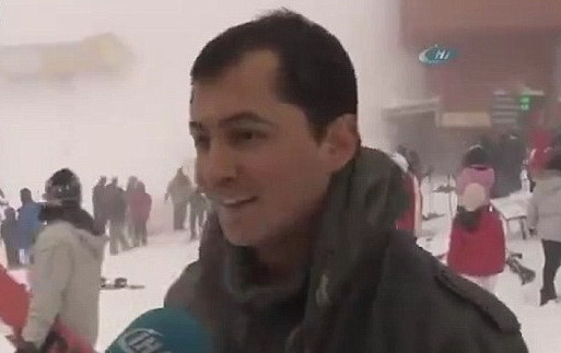Avalansa filmata din greseala, in timpul unui interviu. Reactia unui manager de hotel cand vede oamenii inghititi de zapada