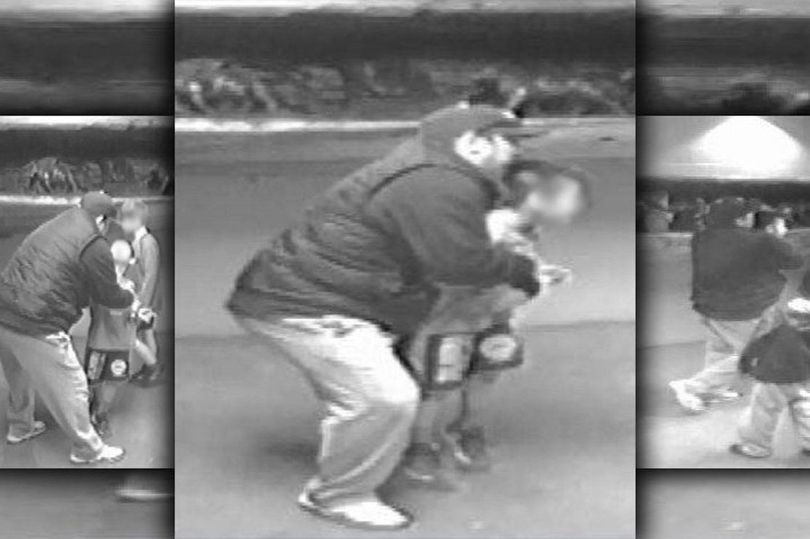 Scene ireale surprinse de camera intr-o sala de sport. Ce incearca sa-i faca acest barbat unui copil de 8 ani