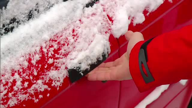 Sfaturi pentru soferi pe timp de ger. Cat de important e lichidul de parbriz si ce trebuie sa faceti daca ingheata portierele