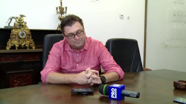 "Nu mai pot folosi telefonul". Drama romanului care a ajuns distractia preferata a vloggerilor, in goana dupa vizualizari