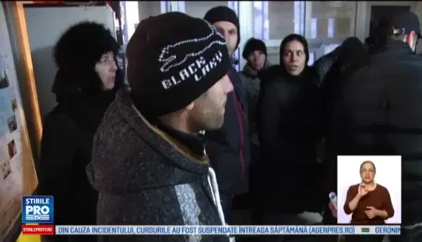 Scandal la Casa de pensii din Dambovita. Zeci de persoane, nevoite sa astepte ore intregi ca sa ridice banii de inmormantare