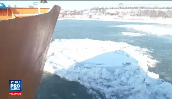 Peisaj polar pe Dunare, la Galati. Navigatia a fost complet oprita din cauza sloiurilor de gheata