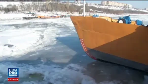 Peisaj polar pe Dunare, la Galati. Navigatia a fost complet oprita din cauza sloiurilor de gheata