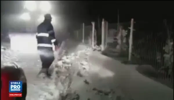 Eroii care au infruntat gerul si zapada pentru a-i salva pe cei neputinciosi. Te gandesti ca si pe tine te asteapta familia