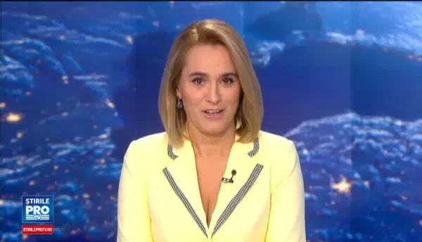 Un pui de caprioara din America a jucat rolul lui Bambi pe un lac inghetat. Mai multi coioti se pregateau sa o atace