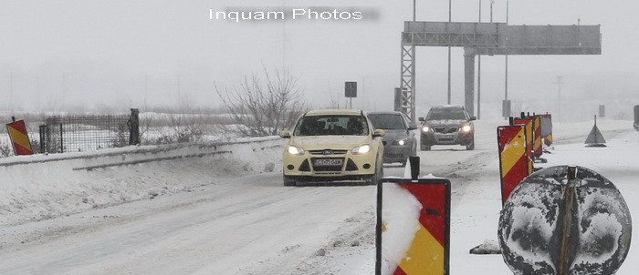 Starea drumurilor din tara: A2 si A4, inchise, 150 de trenuri anulate. Un calator a stat 20 de ore in tren