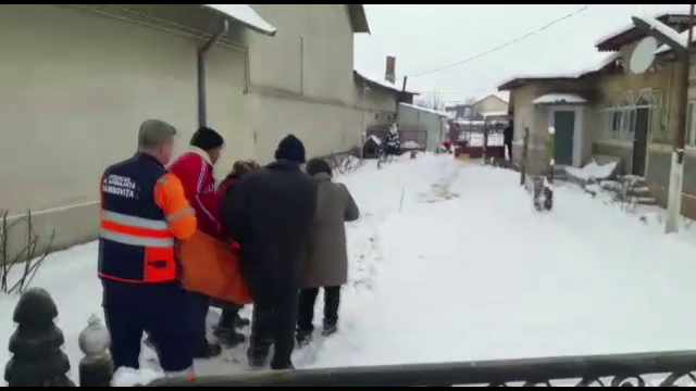 Batrana bolnava din Dambovita, umilita de propria familie. Fiul i-a legat poarta cu sarma, dupa ce a castigat un proces
