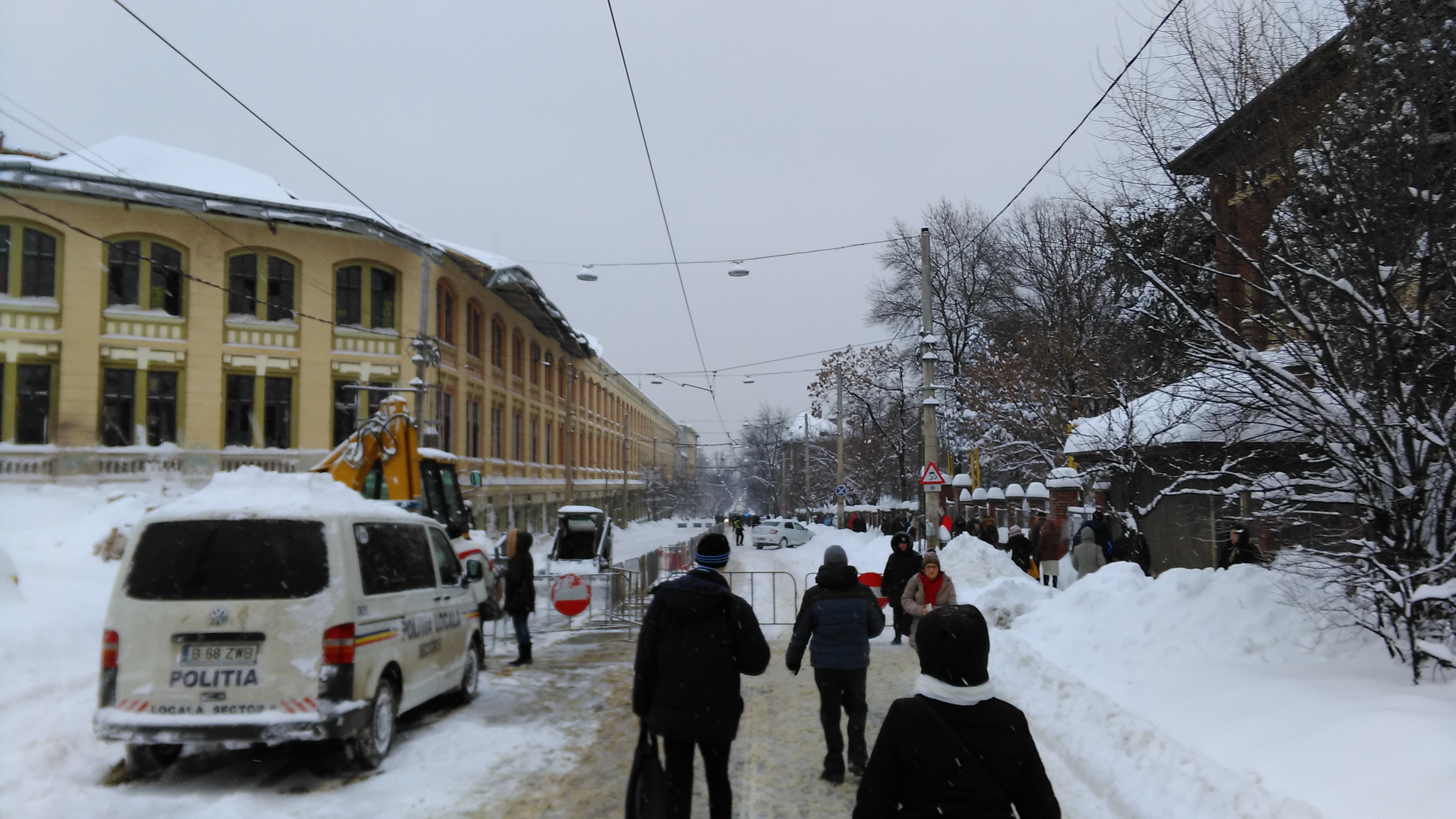 Zapada a paralizat traficul in Capitala: tramvaie blocate, iar metroul n-a facut fata multimii. "A fost jale"