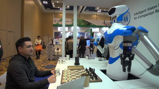 Robotul care iti pregateste cafeaua, dar se pricepe si la sah. Ultimele noutati in domeniu, la CES 2017