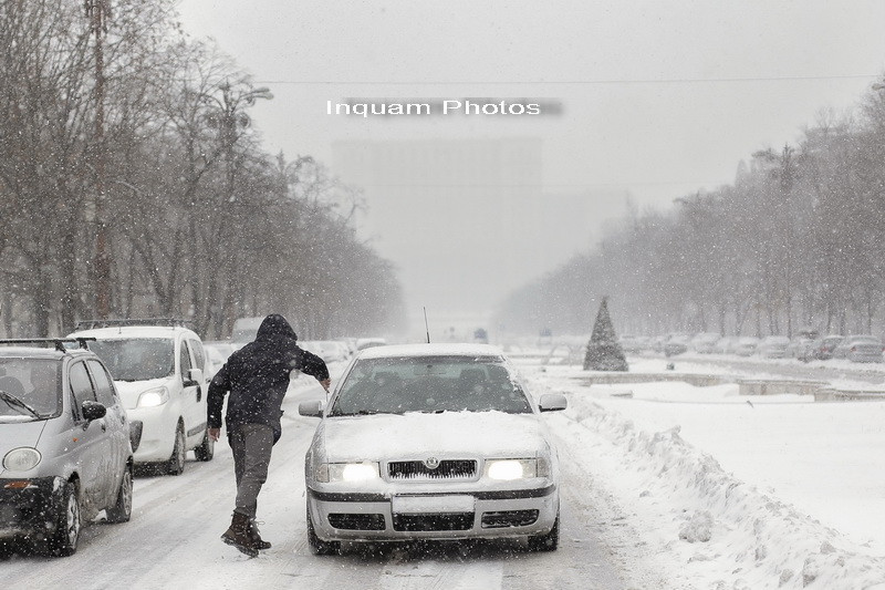 Vremea ramane foarte rece, cu temperaturi de minus 8 grade, iar in Capitala s-ar putea sa ninga. Cand se va incalzi