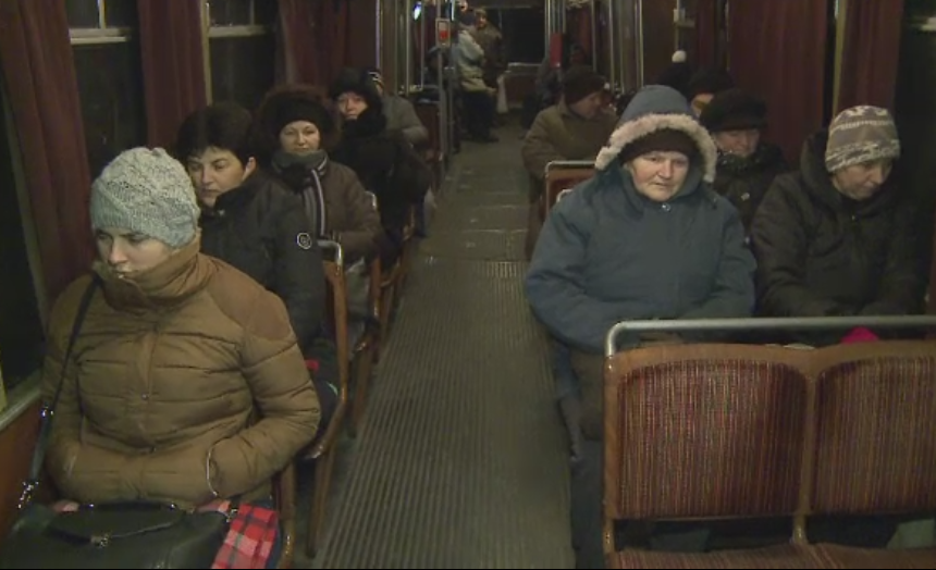 Sute de navetisti din Arad chinuiti in ger, intr-un tramvai fara incalzire. "Luna trecuta am dat 200 de lei pe medicamente"