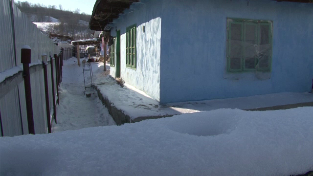 Un batran de 68 de ani a fost gasit mort in propria casa, din cauza frigului. "Era in pat, dezbracat"