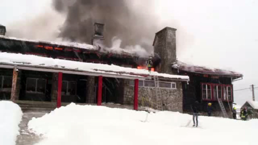 Un centru pentru copiii cu handicap a ars complet, desi fusese ignifugat. Hidrantii erau inghetati cand au ajuns pompierii