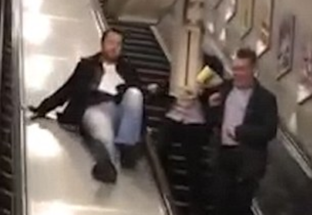 Un barbat beat a folosit scarile rulante de la metroul londonez in sensul opus. Ce s-a intamplat imediat dupa. VIDEO