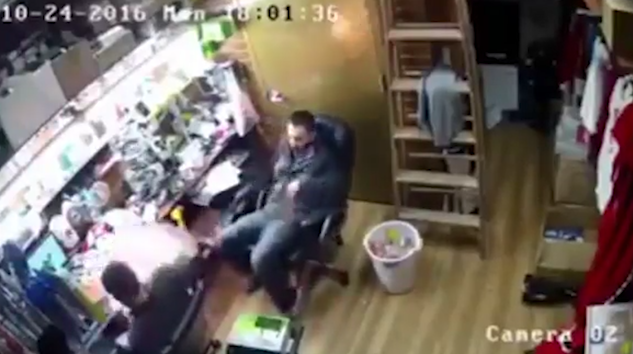 I-a explodat telefonul Iphone 7 in mana. Ce a facut barbatul in secunda urmatoare, dupa ce s-a speriat. VIDEO