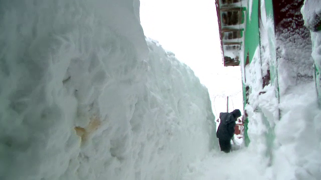 Noapte infioratoare in Romania din cauza viscolului si a ninsorii. Oamenii au sapat tuneluri ca sa poata iesi din case