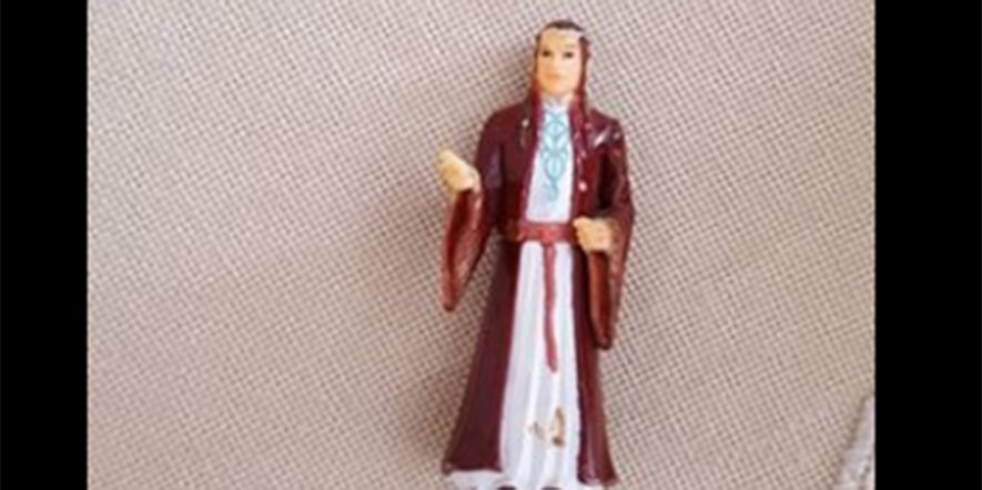 O batrana s-a rugat ani de zile la o figurina a elfului Elrond din "Lord of the Rings". Cine credea de fapt ca ar fi