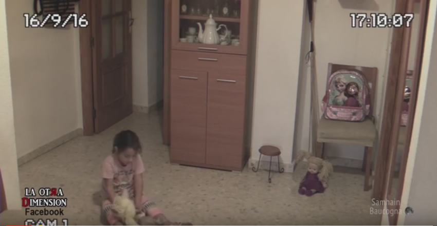 O fetita s-a plans tatalui ei ca aude zgomote ciudate si ca e "bantuita". Scenele inspaimantatoare surprinse de camere