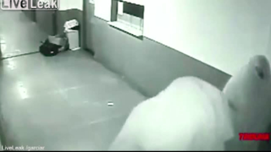 Doua "fantome" au jefuit un magazin din Brazilia. Imaginile de pe camerele de supraveghere au devenit virale