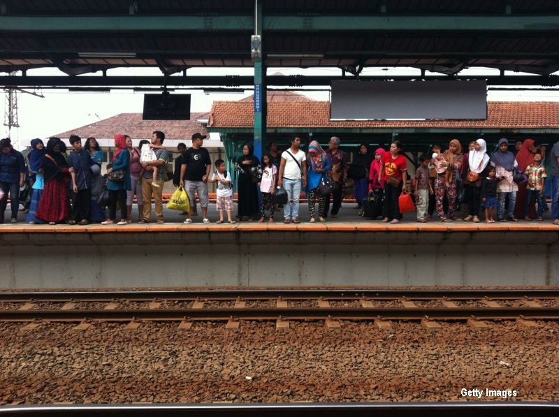 Atac brutal, filmat in gara in Polonia. O femeie in carucior cu rotile, impinsa pe sinele trenului si batuta cu piatra. VIDEO