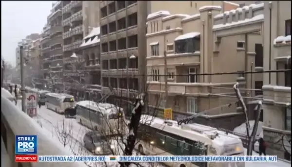 Marile bulevarde din Capitala, dar si strazile laturalnice au fost acoperite de un strat consistent de zapada