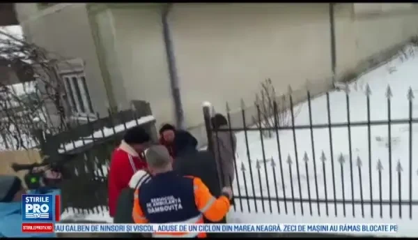 Batrana bolnava din Dambovita, umilita de propria familie. Fiul i-a legat poarta cu sarma, dupa ce a castigat un proces