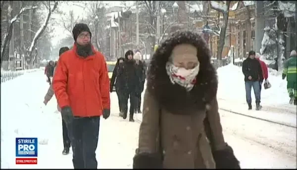 Tramvaie blocate si haos in subteran. Mijloacele de transport in comun au fost luate cu asalt in Capitala dupa viscol