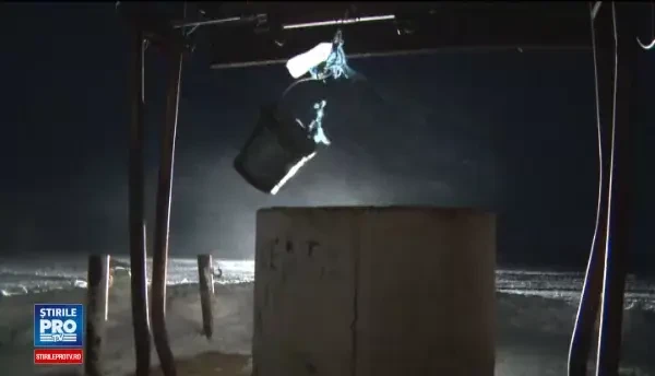 Noapte infioratoare in Romania din cauza viscolului si a ninsorii. Oamenii au sapat tuneluri ca sa poata iesi din case