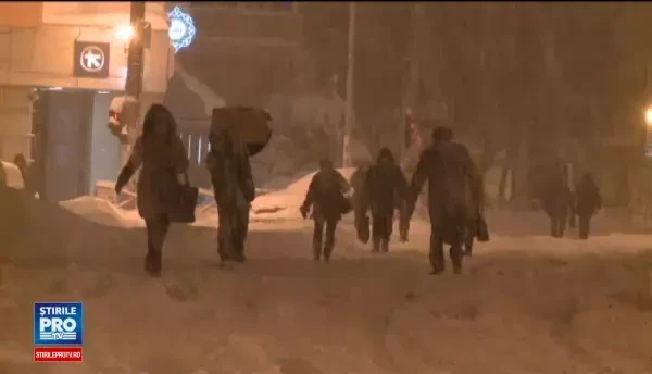 Zapada a paralizat traficul in Capitala: tramvaie blocate, iar metroul n-a facut fata multimii. A fost jale