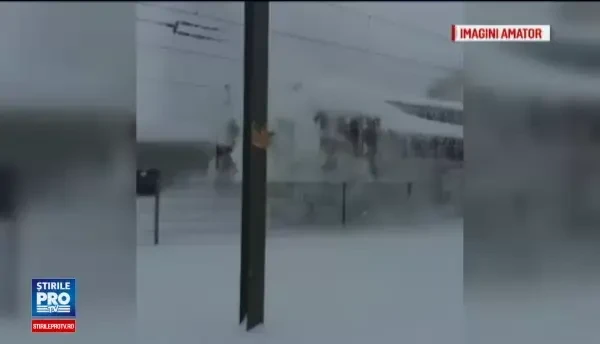 Starea drumurilor din tara: A2 si A4, inchise, 150 de trenuri si 11 curse aeriene anulate. Un calator e de 20 de ore in tren