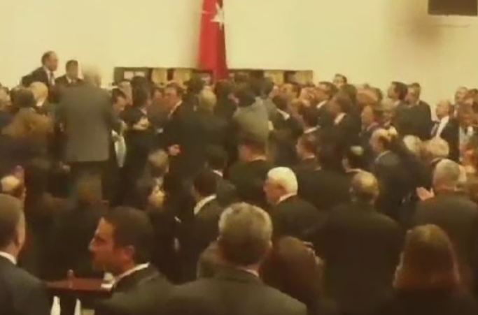 Bataie in masa in Parlamentul Turciei. Politicienii de la putere s-au batut cu cei din opozitie in timpul unei dezbateri