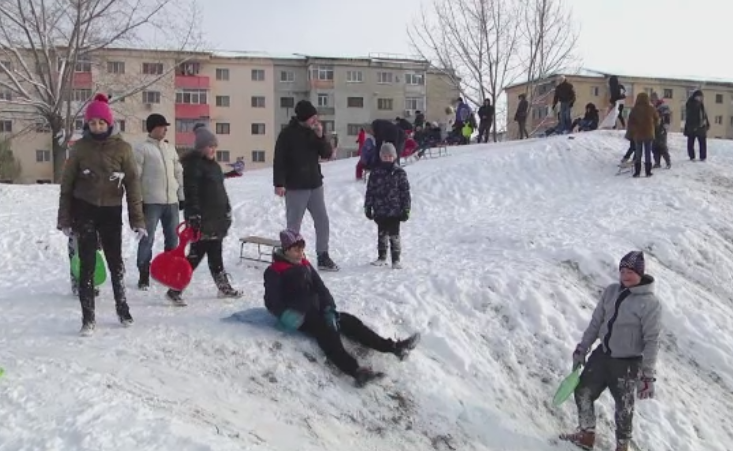 Copiii din Dambovita, bucurosi ca scolile sunt inchise si au timp de sanius. "Sa fie mai multa iarna si scolile inchise"