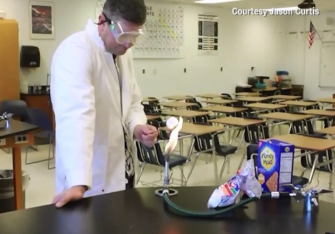 Cum s-a distrat directorul unui liceu in timp ce elevii erau in vacanta, din cauza zapezii