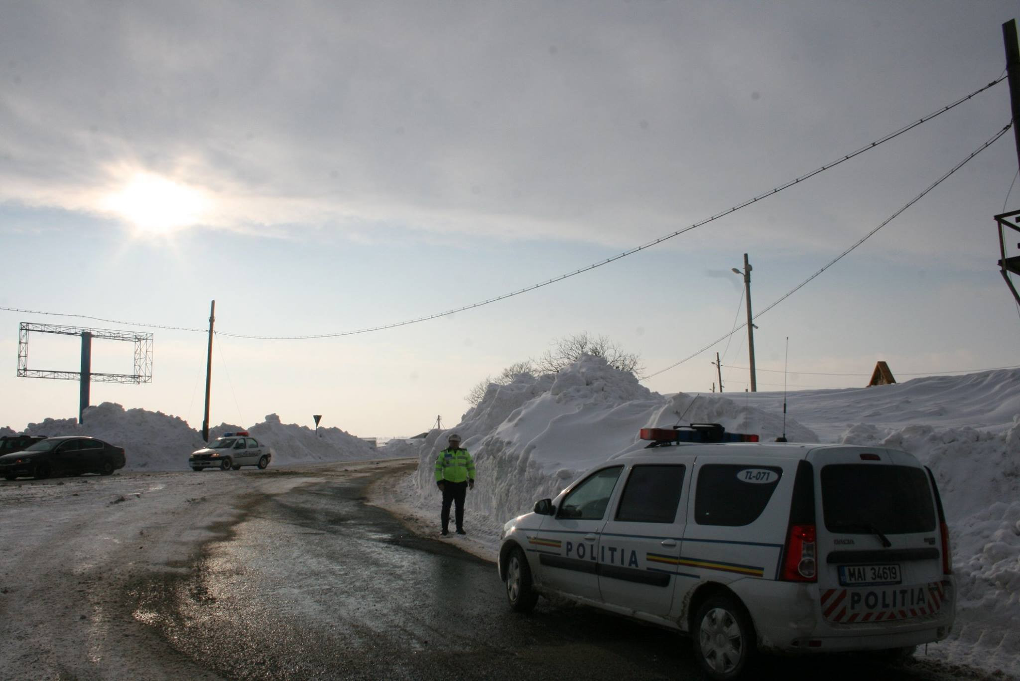 Un politist era sa fie ucis de un adolescent. Agentul a fost amenintat cu un cutit pentru ca ar fi dat o amenda