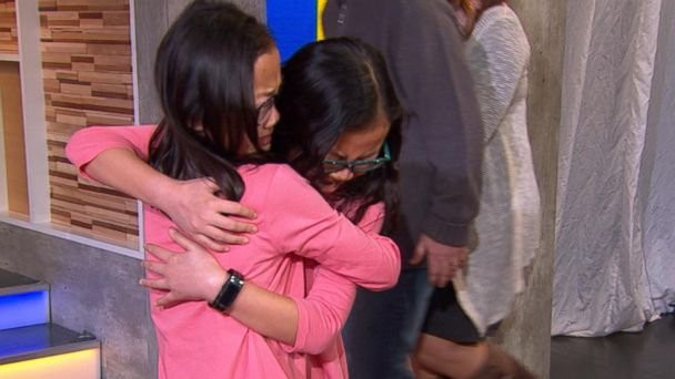 Despartite la nastere in China si adoptate de familii diferite din SUA. Momentul in care gemenele se vad pentru prima oara