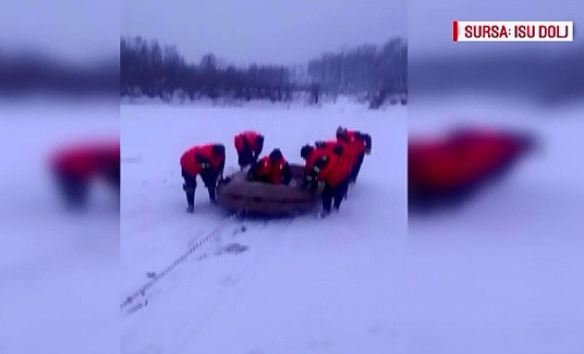 Au incercat sa traverseze pe jos Dunarea inghetata. Ce s-a intamplat cu cei doi pescari din Dolj