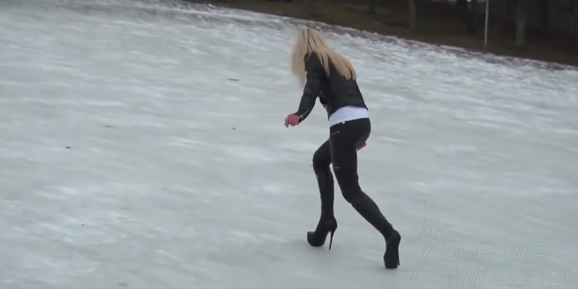 Ce pateste aceasta blonda cand incearca sa mearga cu tocurile pe gheata :))