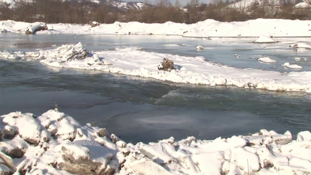Din cauza ghetii, raul Trotus s-a umflat, iar apa a invadat gospodariile oamenilor. "Unde dormim, suntem de rasul lumii"
