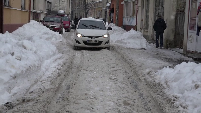 Situatie incredibila in Baia Mare, unde nu a fost facuta deszapezirea. Putini soferi reusesc sa ajunga la destinatie cu bine