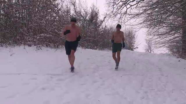 Terapia cu frig si alergatul la bustul gol prin zapada pentru "cresterea imunitatii". Ce cred medicii despre aceasta metoda