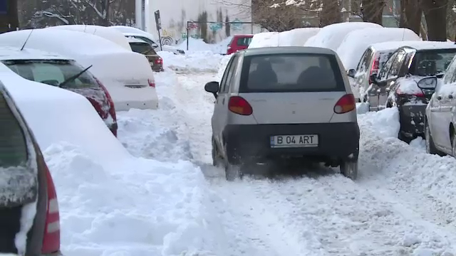 Strada din Capitala unde n-a trecut niciun un utilaj de deszapezire de cateva zile. Locuitorii nu au putut iesi cu masinile