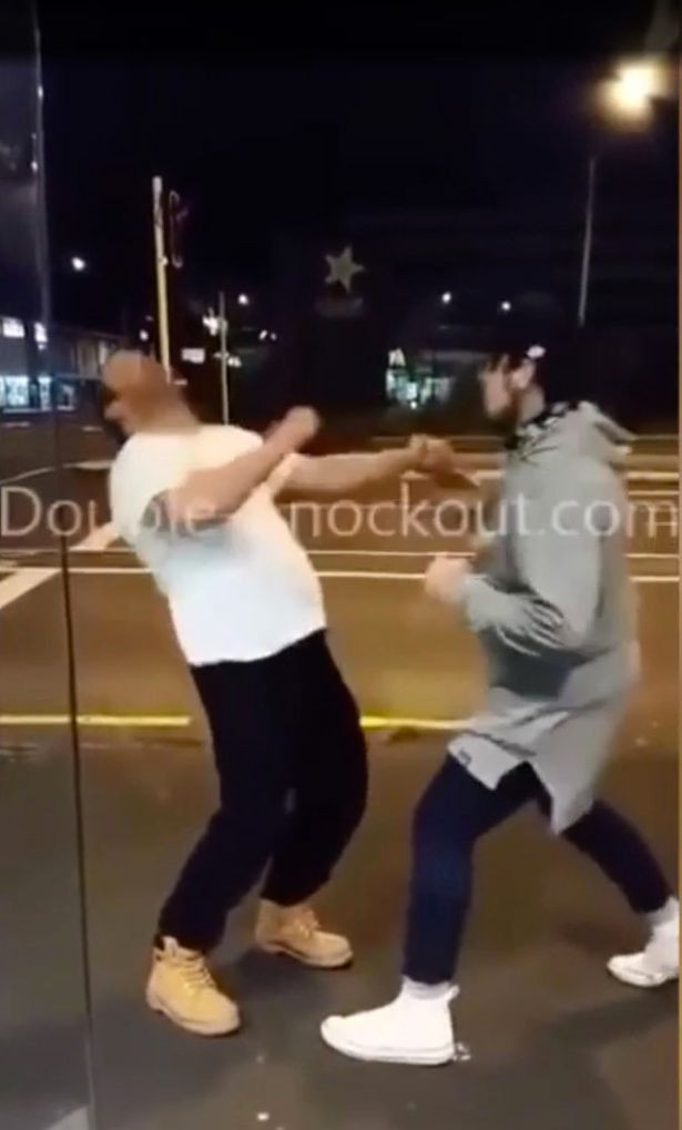 Bataie cu final neasteptat, intr-o parcare. S-a luat de un tanar mai mic decat el, dar a incasat un KO. VIDEO