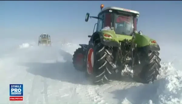 8.000 de oameni traiesc izolati de 5 zile, in Constanta. Autoritatile nu au utilaje pentru a deszapezi drumul