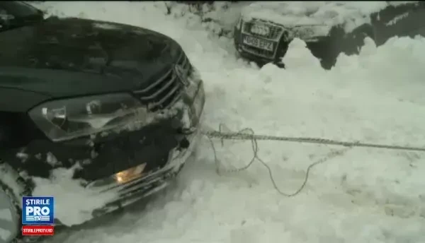 Strada din Capitala unde n-a trecut niciun un utilaj de deszapezire de cateva zile. Locuitorii nu au putut iesi cu masinile