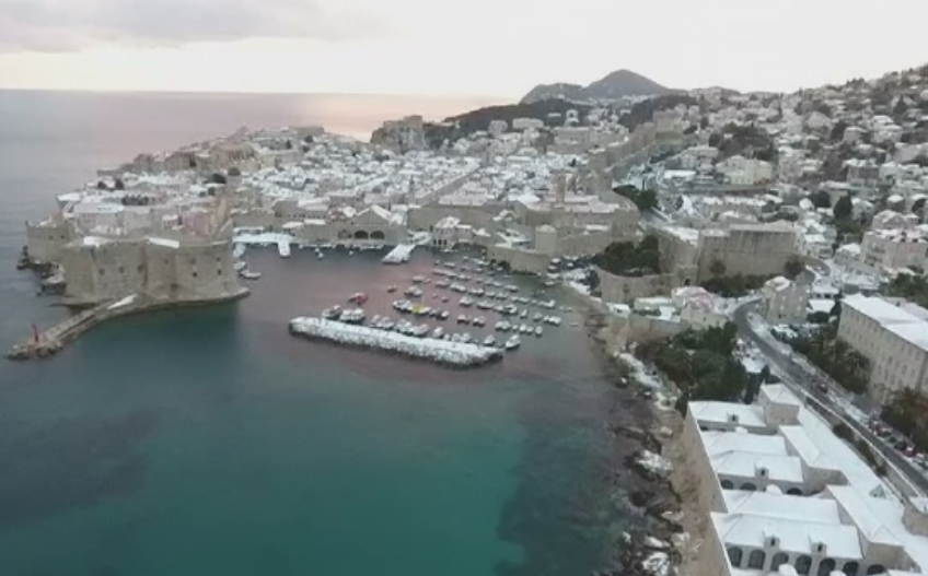 Peisaje rare in Europa, cuprinsa de ninsori puternice si inundatii. Cum arata insulele grecesti acoperite de zapada