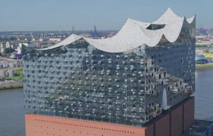 Una dintre cele mai scumpe cladiri din lume. A costat 870 de mil. de euro, s-a construit in 10 ani si e in Hamburg