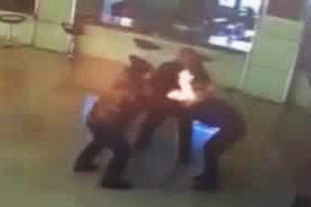 Momente terifiante intr-o instanta din China. O femeie a fost incendiata imediat dupa ce a semnat actele de divort. VIDEO