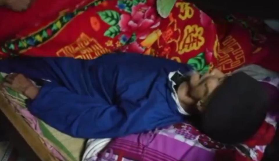 Au crezut ca tatal lor a murit si i-au organizat imediat inmormantarea. Ce s-a intamplat in timpul priveghiului