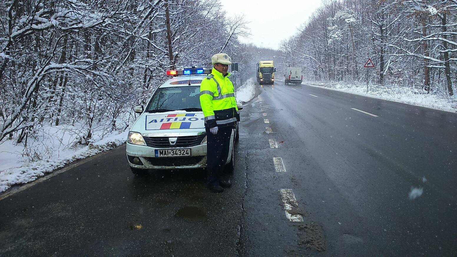 Caderi de zapada de pe versanti pe Valea Oltului. Traficul este complet blocat